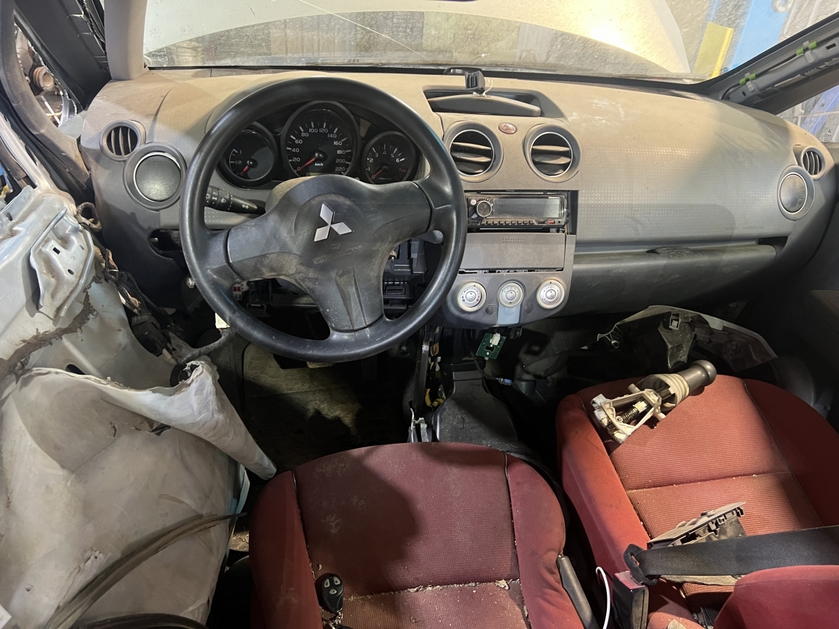 Разборка Mitsubishi Colt 2004 г.в. с пробегом 150 000 км