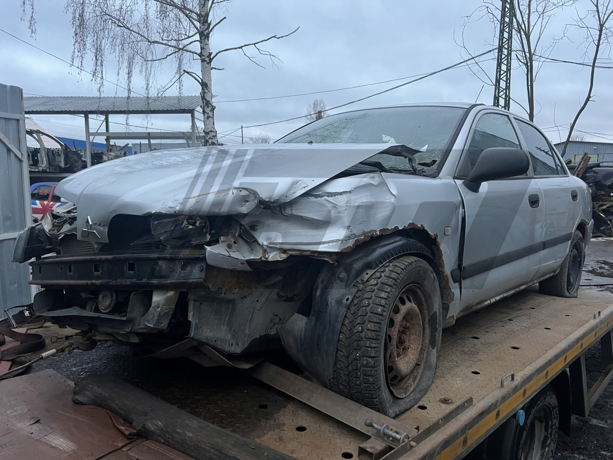 Разборка Mitsubishi Carisma 2003 г.в. с пробегом 250 000 км