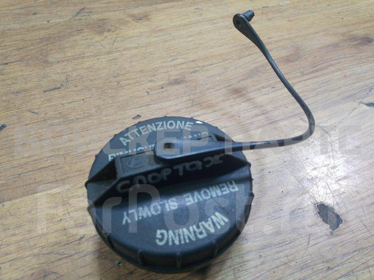 Крышка заливной горловины топливного бака (пробка бензобака) для Киа Шума 2 поколение 0K33A42250