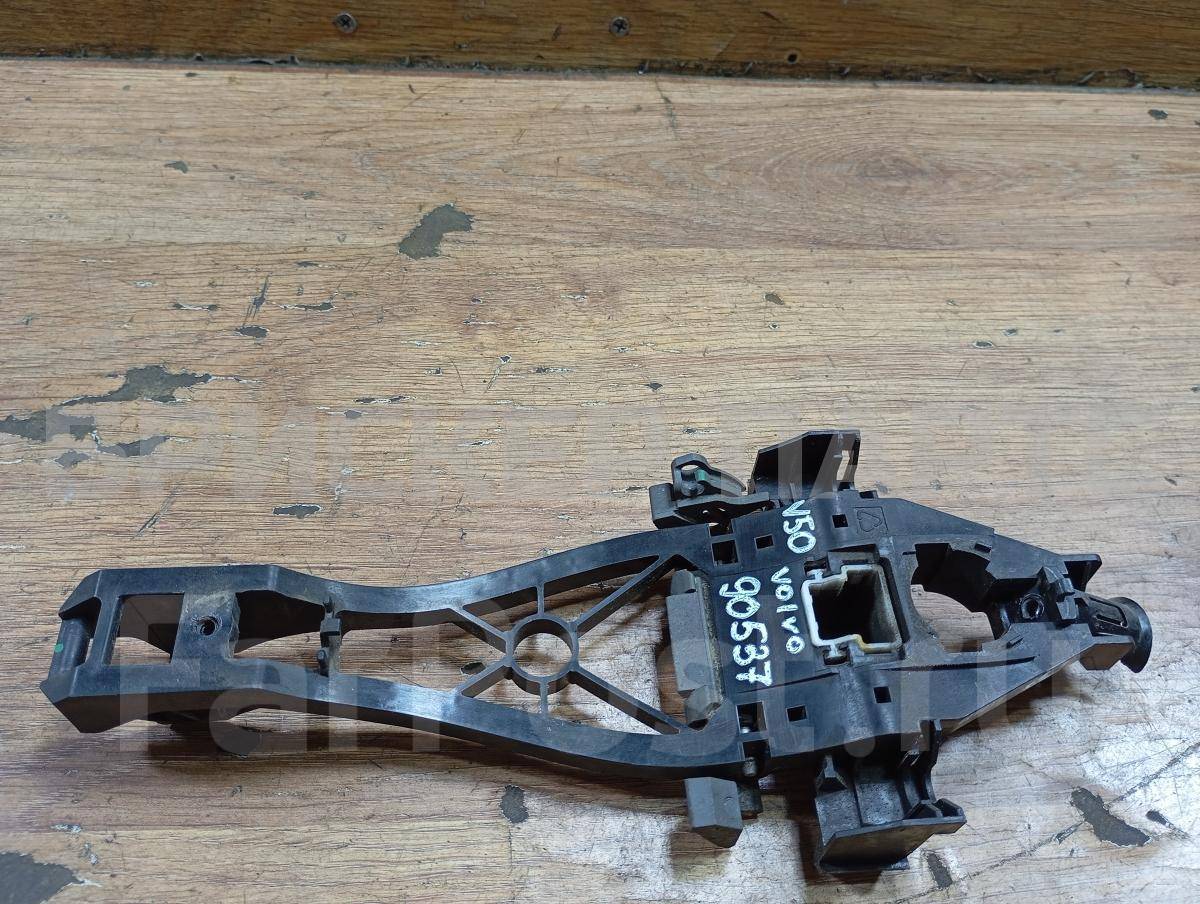 Кронштейн ручки левой задней двери (опора основание) для Вольво XC70 3 поколение