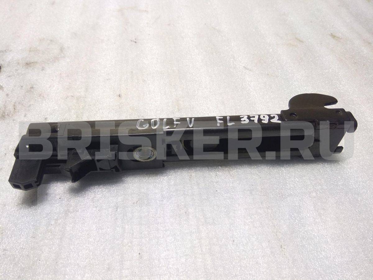 Механизм регулировки ремня безопасности на Фольксваген Гольф Mk5 1T0857817