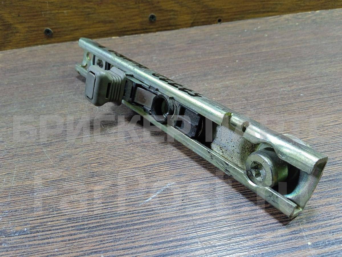 Механизм регулировки ремня безопасности на Рено Клио / Симбол Симбол II 7700817988