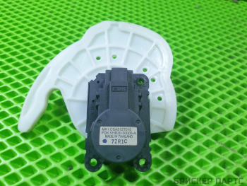 Моторчик (сервопривод печки) заслонки отопителя для Митсубиси АСХ 1 поколение GA1W