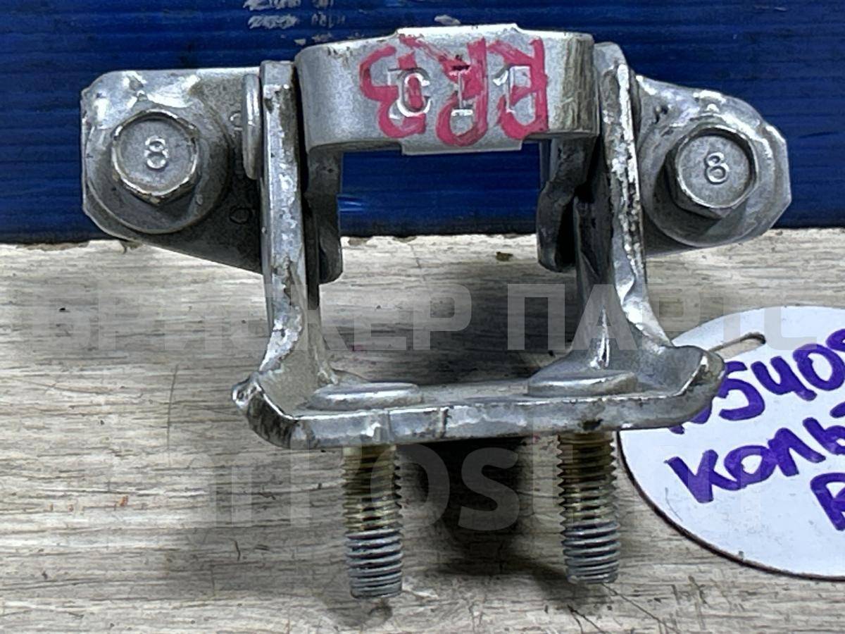 Петля двери задней правой верхняя для Митсубиси Грандис MR599602