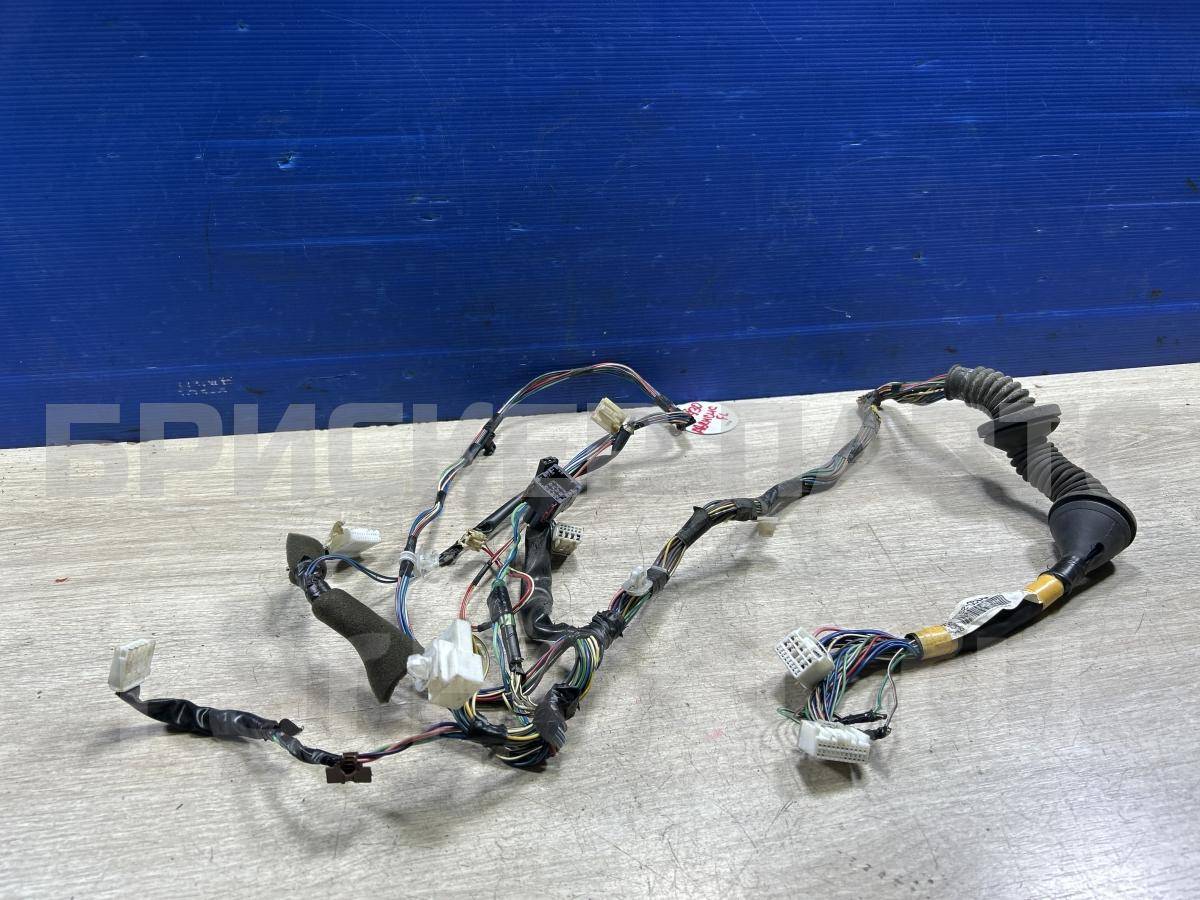 Проводка (коса) передней левой двери на Тойота Авенсис II (T250) 821520560