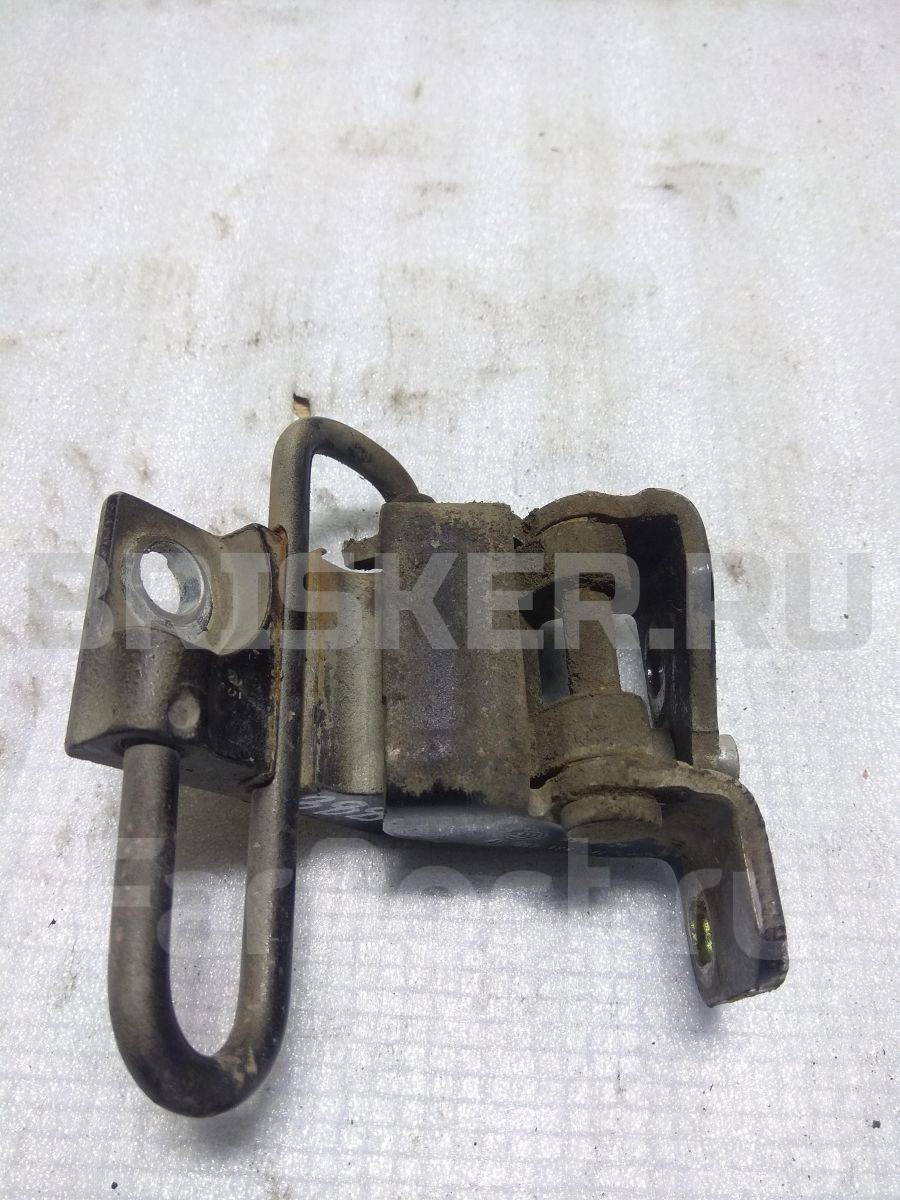 Петля двери передней правой нижняя на Фольксваген Гольф Mk5