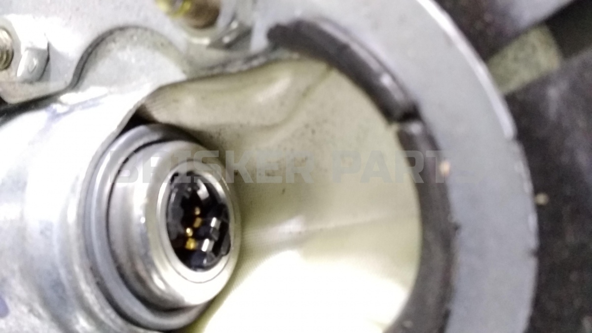 Облицовка передней правой стойки нижняя для Митсубиси Каризма I поколение рестайлинг