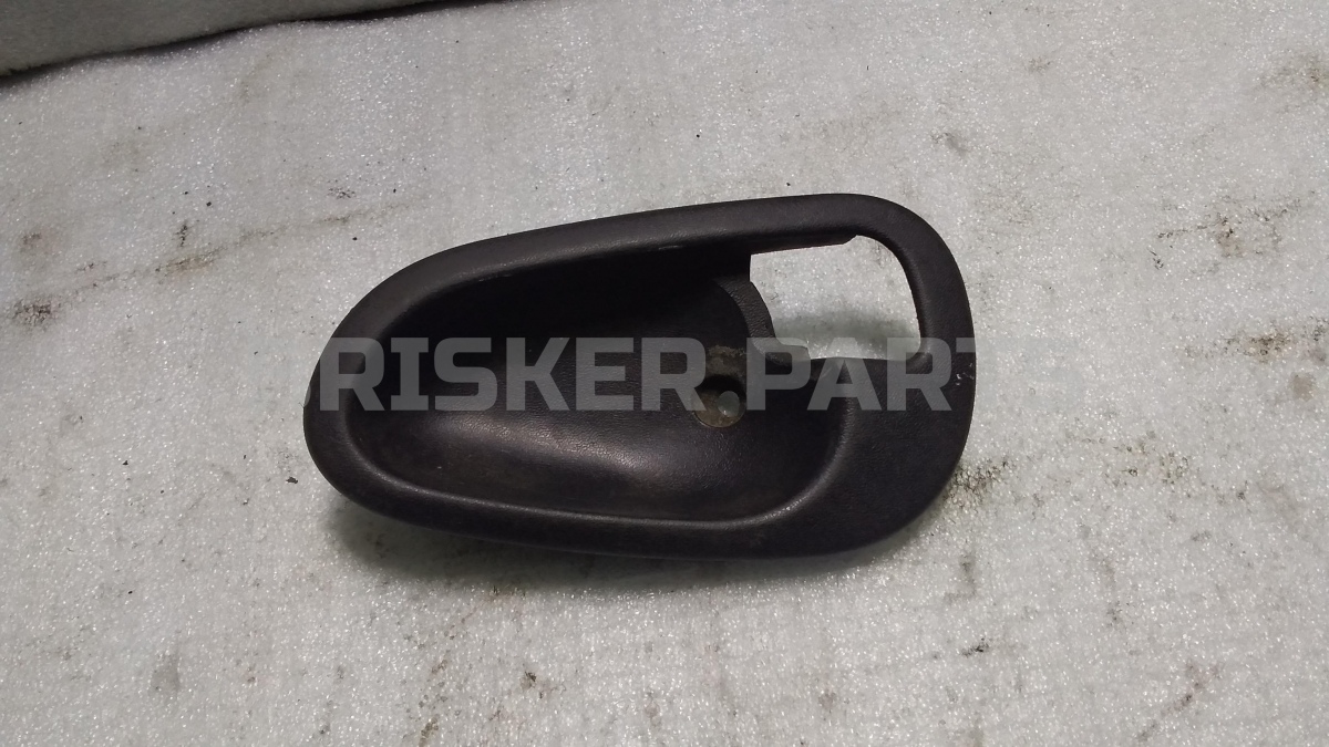 Накладка ручки (облицовка) двери передней левой для Митсубиси Каризма I поколение рестайлинг