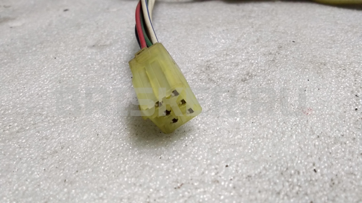 Кулак поворотный передний левый для Митсубиси Каризма I поколение рестайлинг