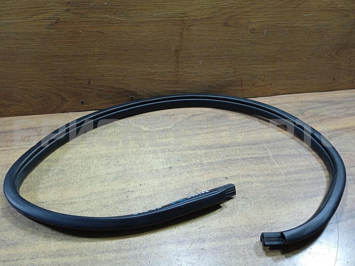 Уплотнитель дверного проёма передний правый для Сузуки Свифт 3 поколение RS