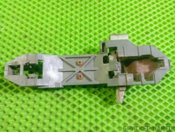 Кронштейн ручки левой задней двери (опора основание) для Ниссан Куб 2 поколение (Z11)