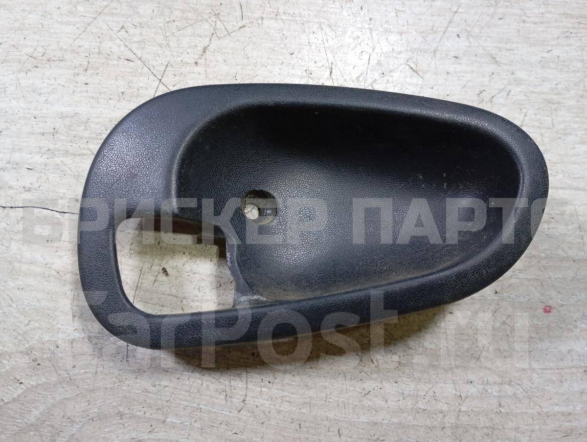 Накладка ручки (облицовка) двери задней левой для Митсубиси Каризма I поколение рестайлинг MR740927