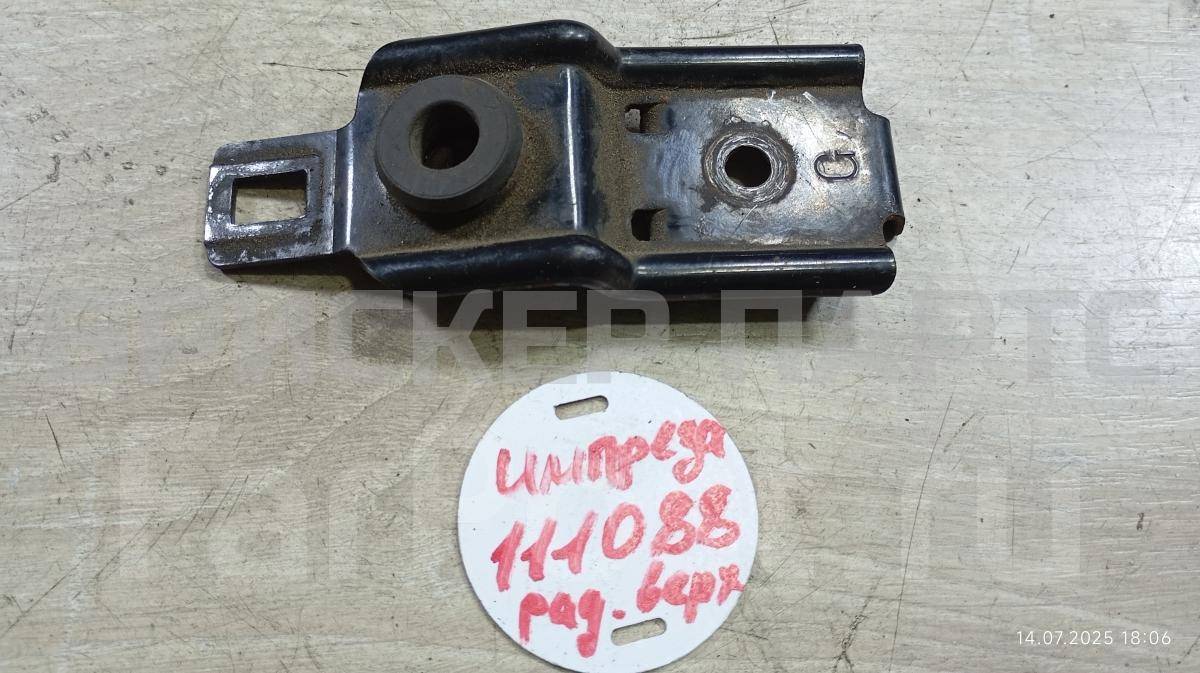 Кронштейн крепления радиатора охлаждения двигателя верхний на Субару Импреза 2 поколение (GG,GD /G11) 45124FE000