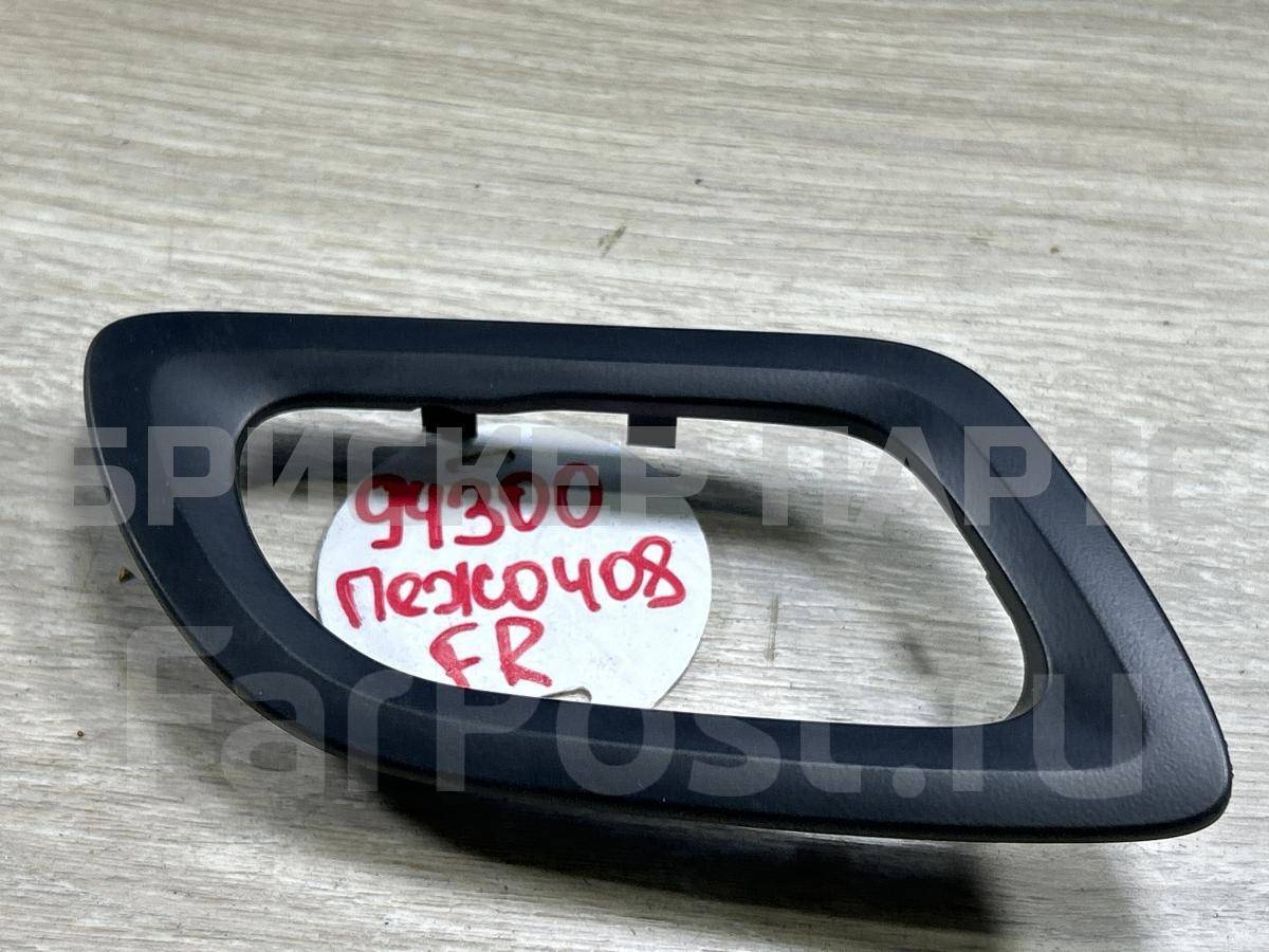 Накладка ручки двери передней правой на Пежо 408 I 9681039680