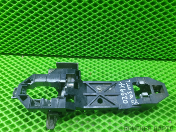 Кронштейн ручки правой задней двери (опора основание) для Ниссан Тиида 1 поколение C11