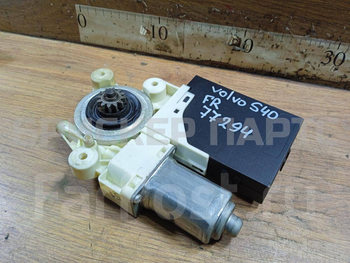 Моторчик стеклоподъемника передний правый для Вольво V50 1 поколение 30773907AA