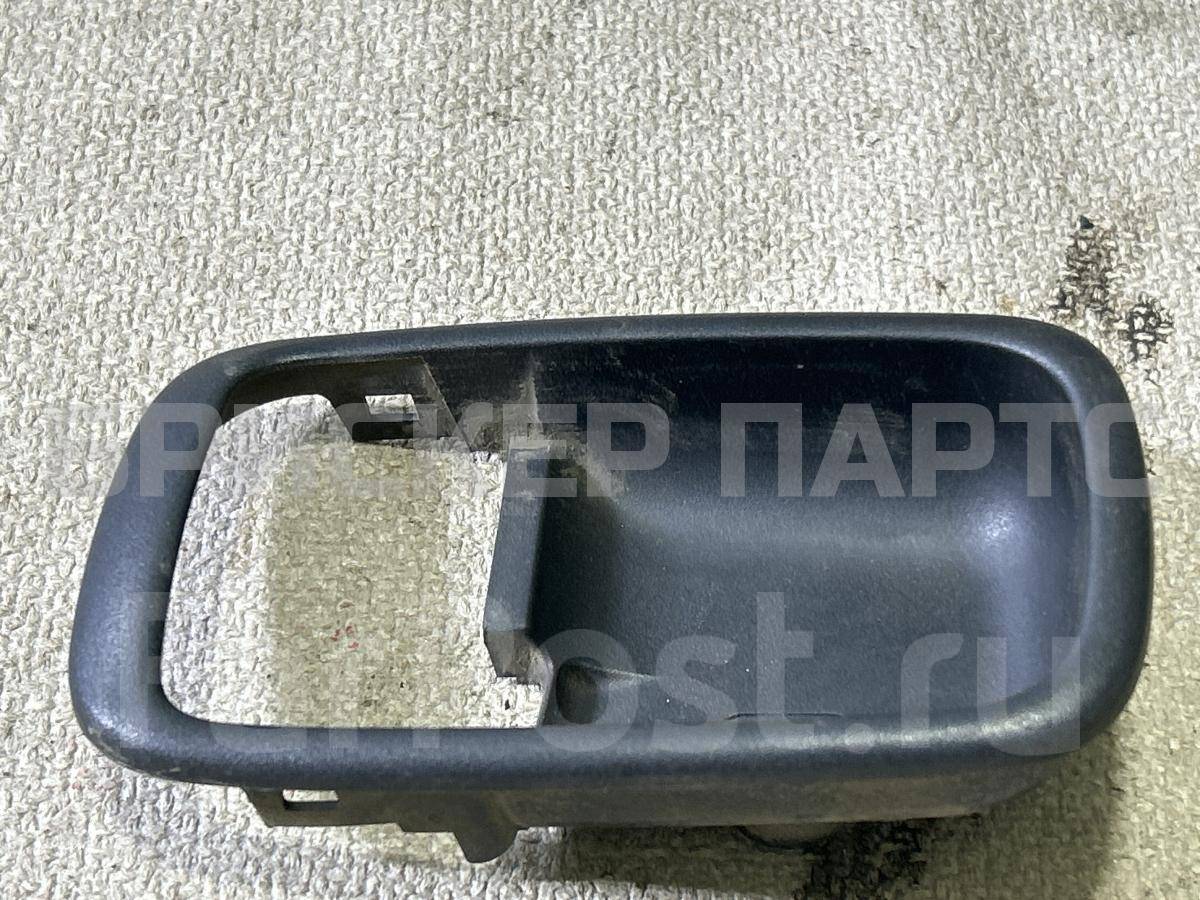 Накладка ручки (облицовка) двери передней правой для Митсубиси Лансер 9 поколение (CS) MR503942