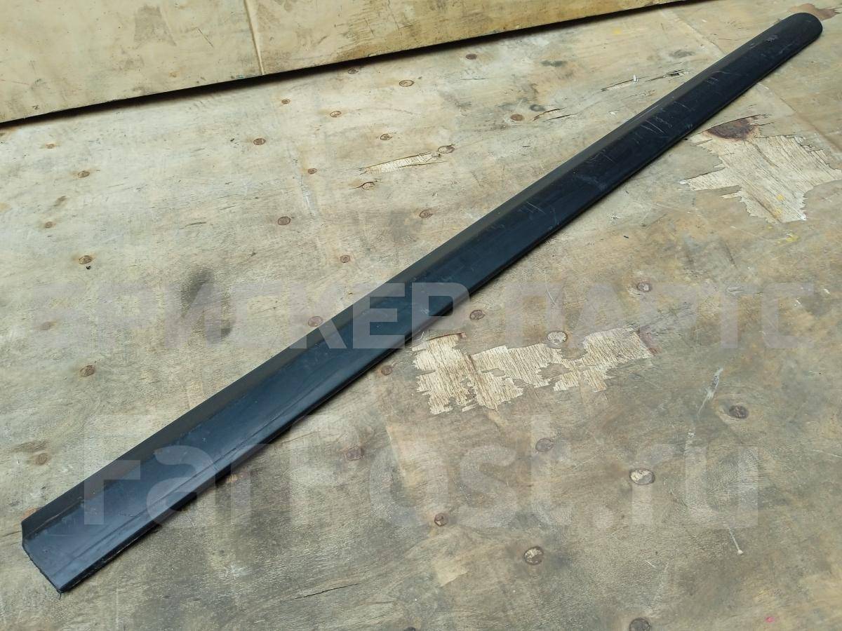 Молдинг передней правой двери на Пежо 308 9680364580
