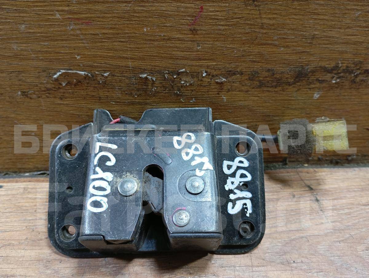 Замок багажника на Тойота Лэнд Крузер 100 6935060120