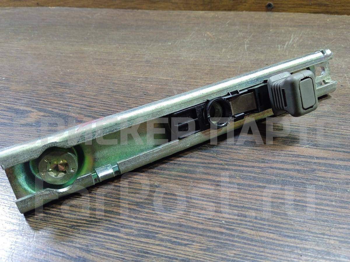 Механизм регулировки ремня безопасности на Рено Клио / Симбол Симбол II 7700817988