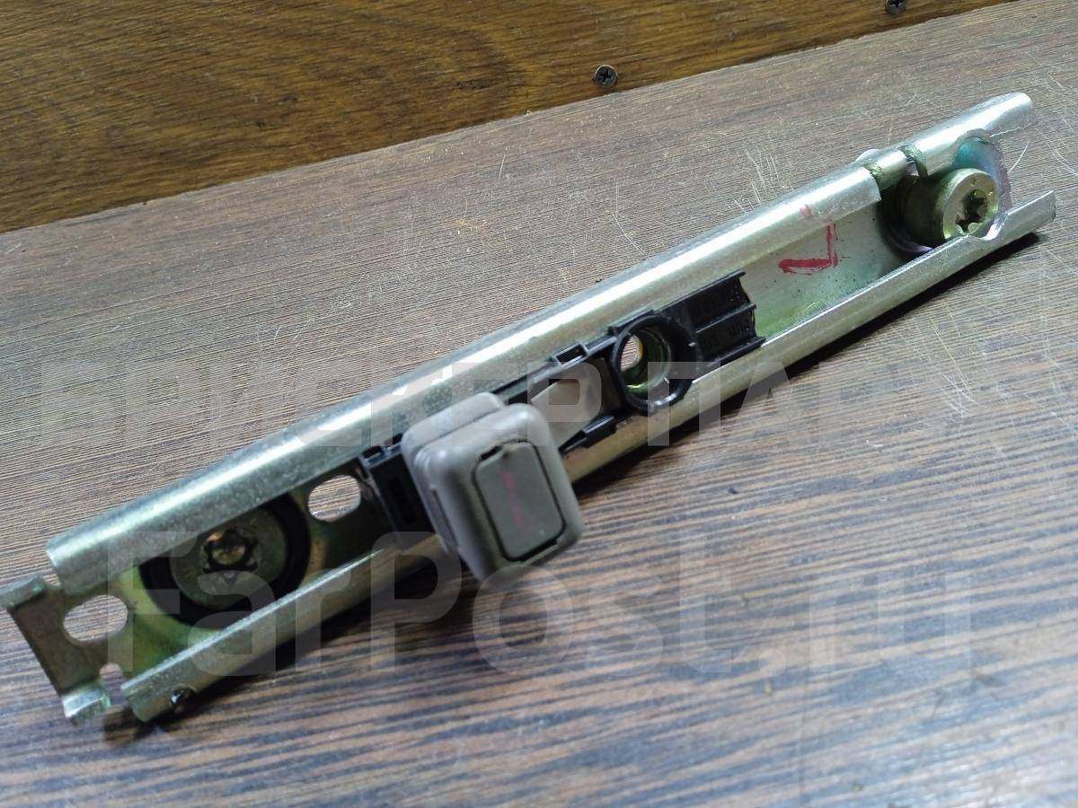 Механизм регулировки ремня безопасности на Рено Клио / Симбол Симбол II 7700817988