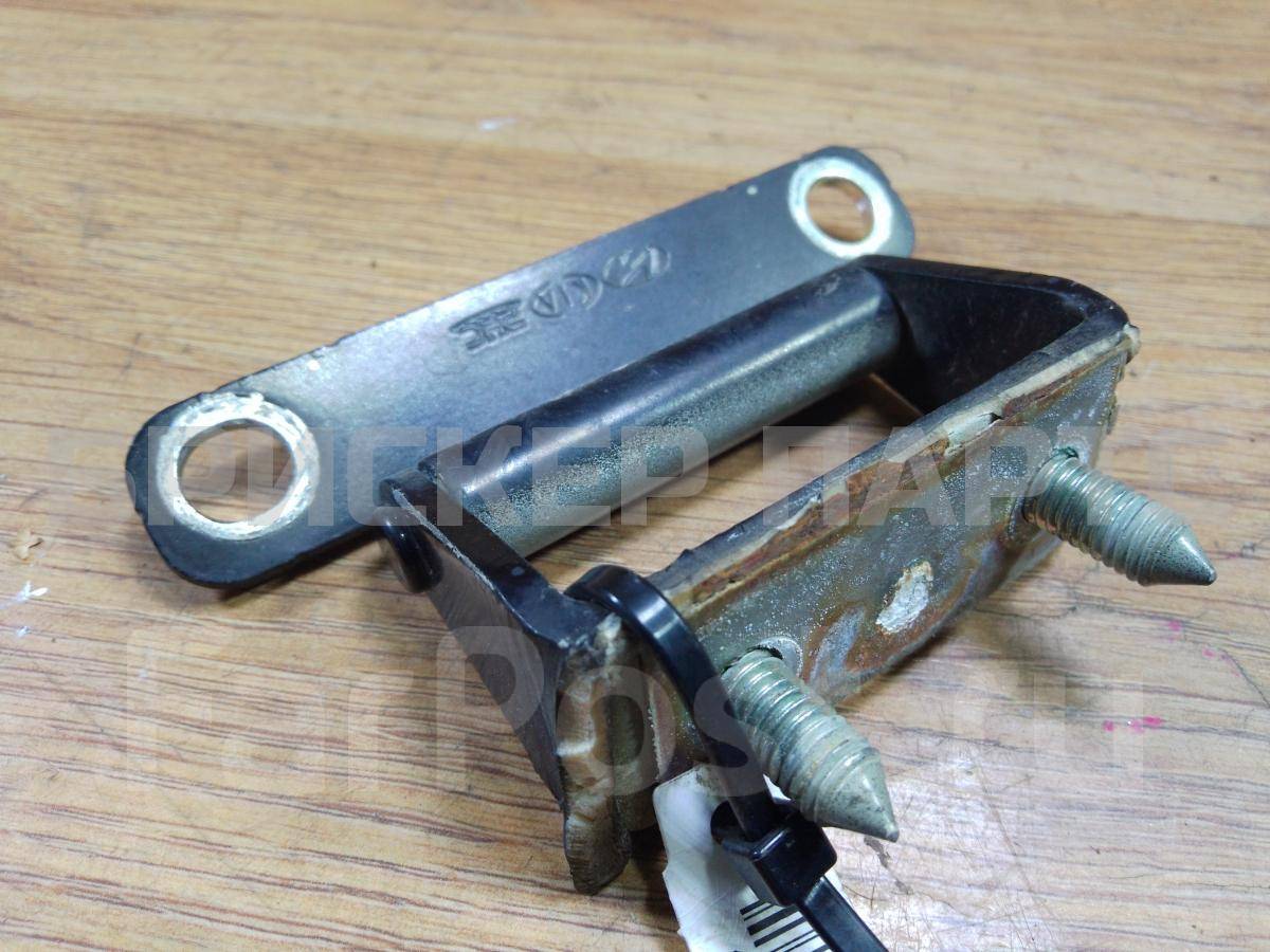 Петля багажника левая для Киа Карнивал 2 поколение 797104D000