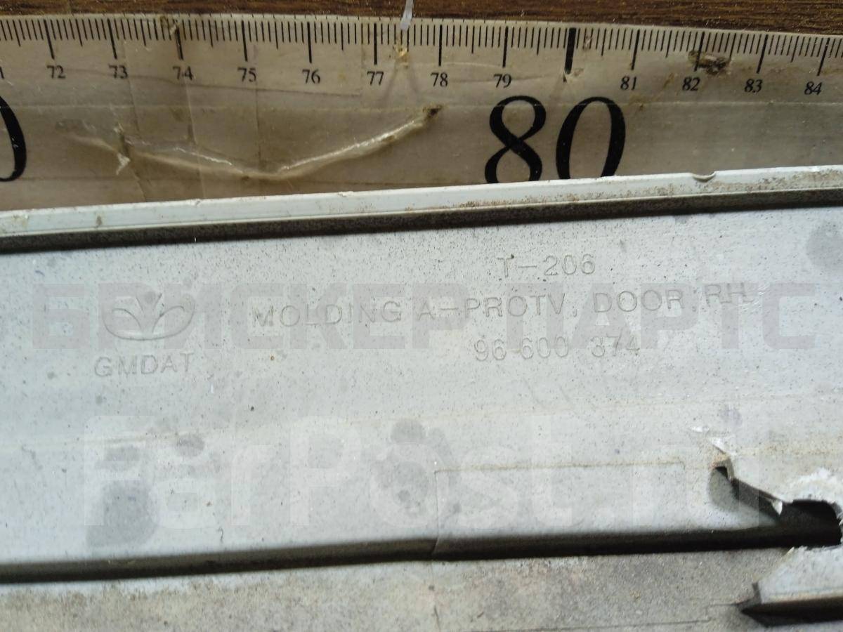 Молдинг передней правой двери на Шевроле Авео 1 поколение T250 96600374