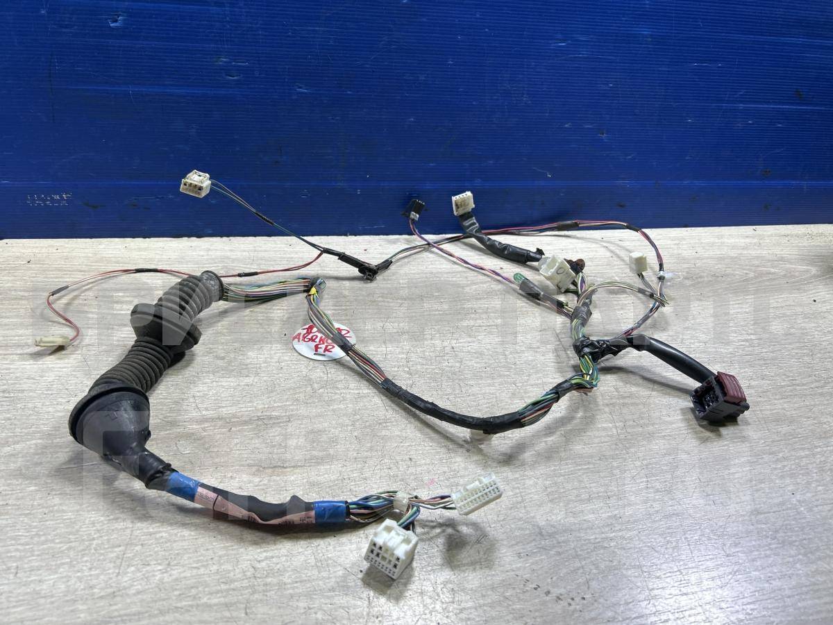 Проводка (коса) передней правой двери на Тойота Авенсис 2 (T250) 8215105610