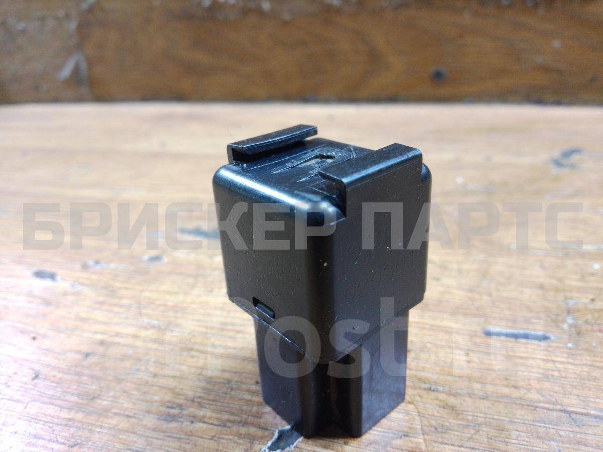 Реле-регулятор напряжения на Ниссан Максима A33 E13020301