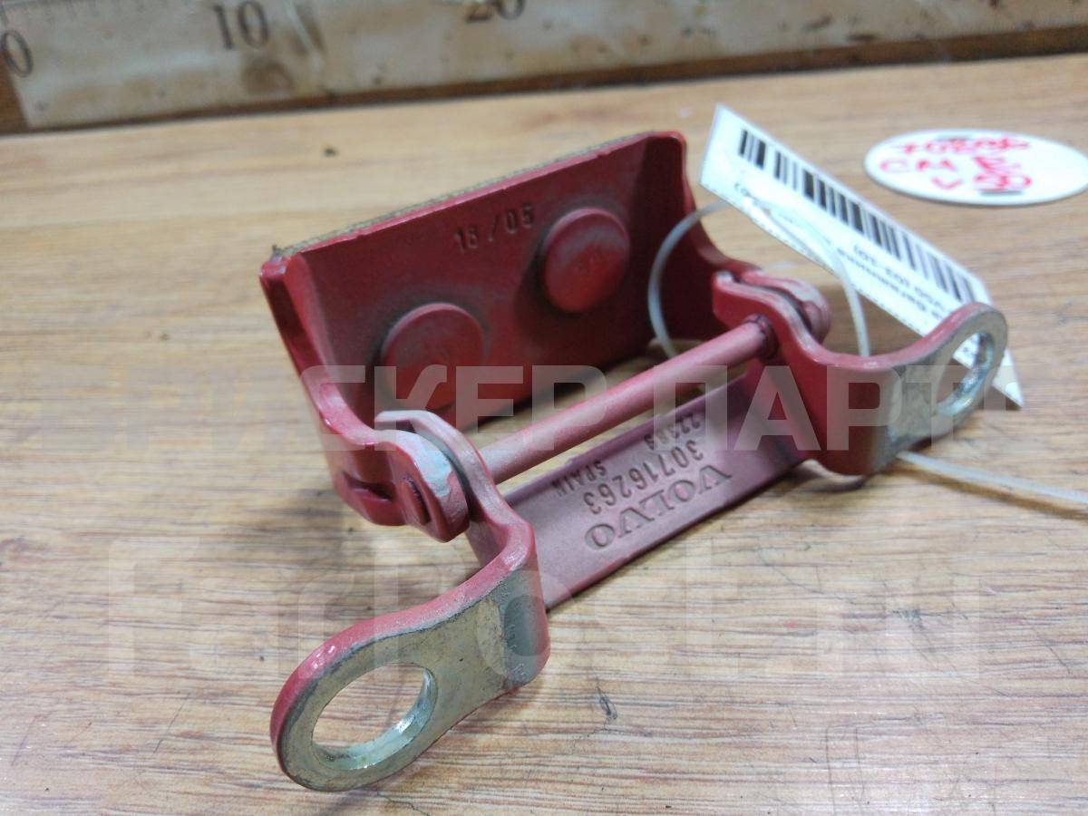 Петля багажника правая на Вольво V50 30716263