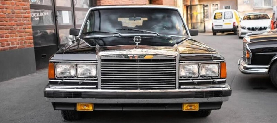В РФ продают служебный лимузин Бориса Ельцина за 70 млн рублей В РФ продают служебный лимузин Бориса Ельцина за 70 млн рублей