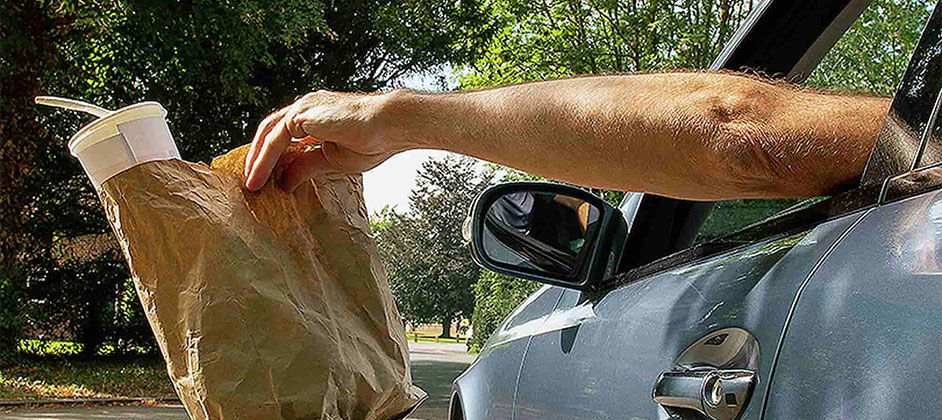 Водителей будут штрафовать на 30 тысяч рублей за выброшенный из машин мусор Водителей будут штрафовать на 30 тысяч рублей за выброшенный из машин мусор