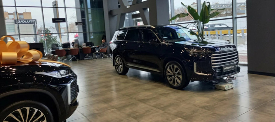 Грозит антирекордом: продажи новых автомобилей в России упали на четверть