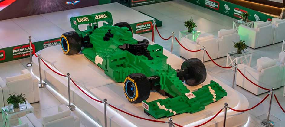 Самый большой в мире гоночный болид Формулы 1 создали из 500 000 деталей Lego