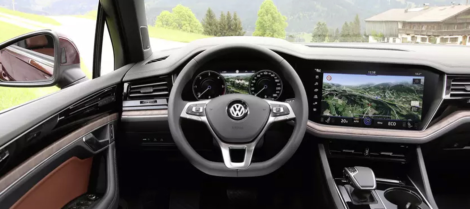 Салон нового Volkswagen Golf показали вживую
