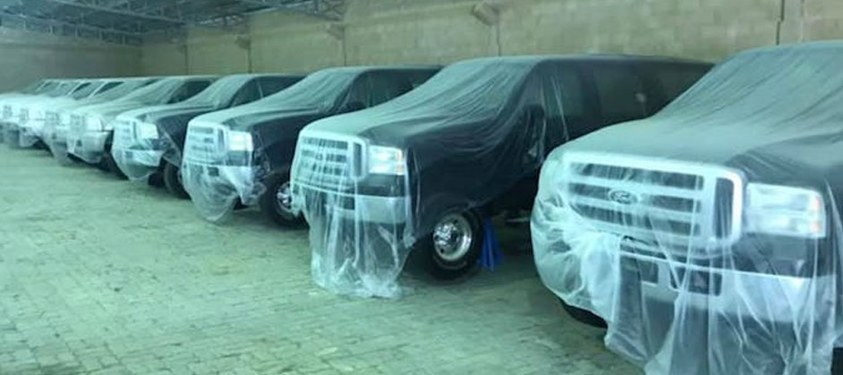 В Дубае на парковке обнаружили 10 экземпляров Ford Excursion