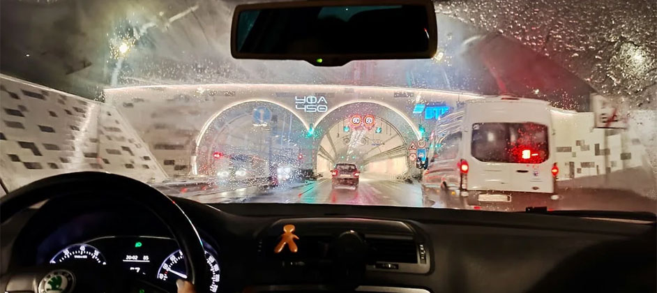 Автоэлектрик предупредил о рисках зарядки гаджетов через прикуриватель в машине