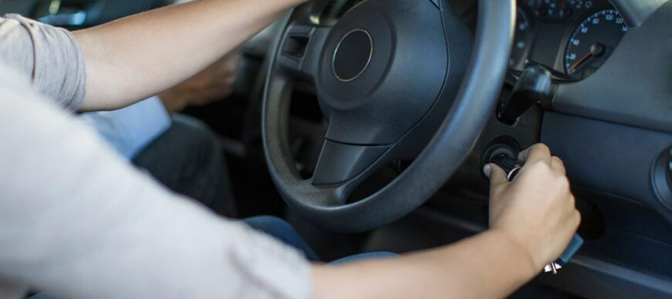 Водителям в РФ назвали простой продлевающий жизнь любому двигателю приём