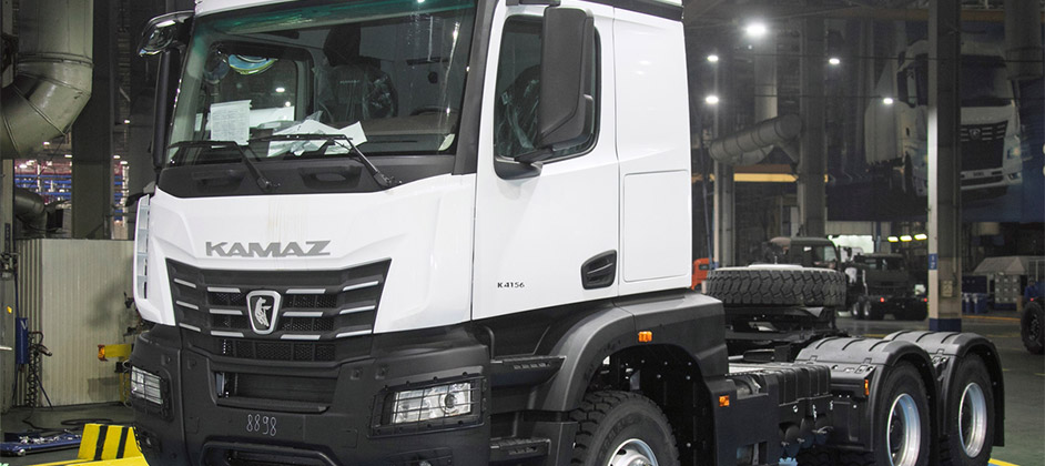 С конвейера КАМАЗ сошёл первый седельный тягач нового поколения