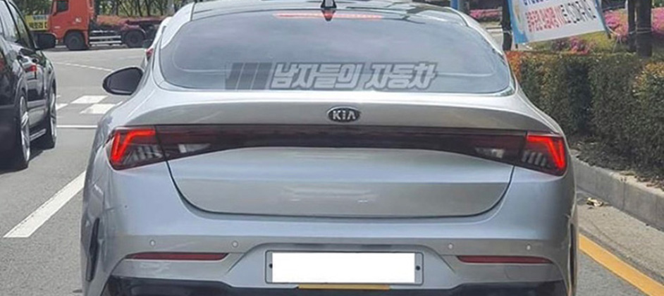 В Сети появились «живые» снимки «заряженного» Kia Optima GT