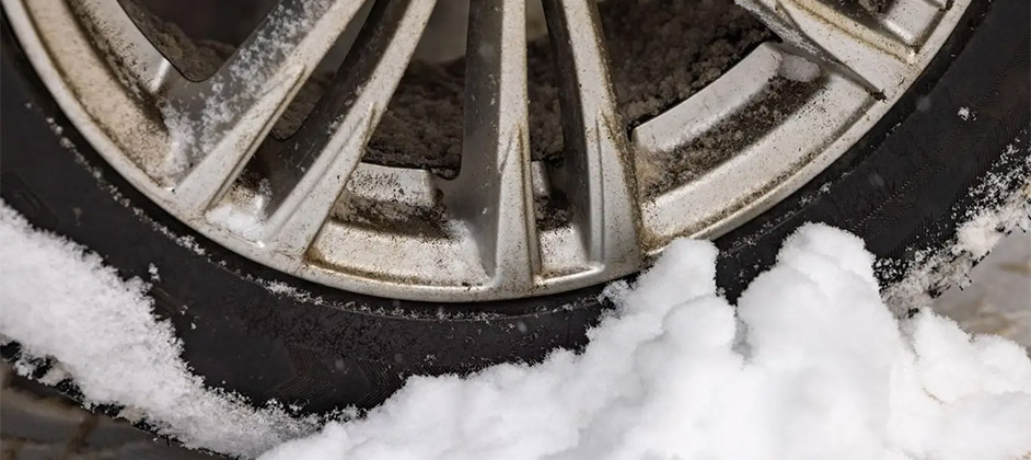 Многие опытные автомобилисты так делают: зимой это помогает преодолеть крутые горки