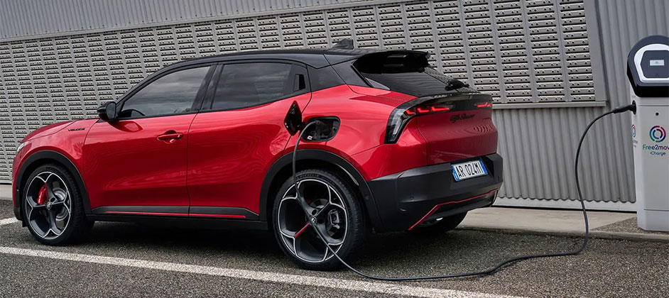 Alfa Romeo Junior: малыш с молнией под капотом готов удивлять Alfa Romeo Junior: малыш с молнией под капотом готов удивлять