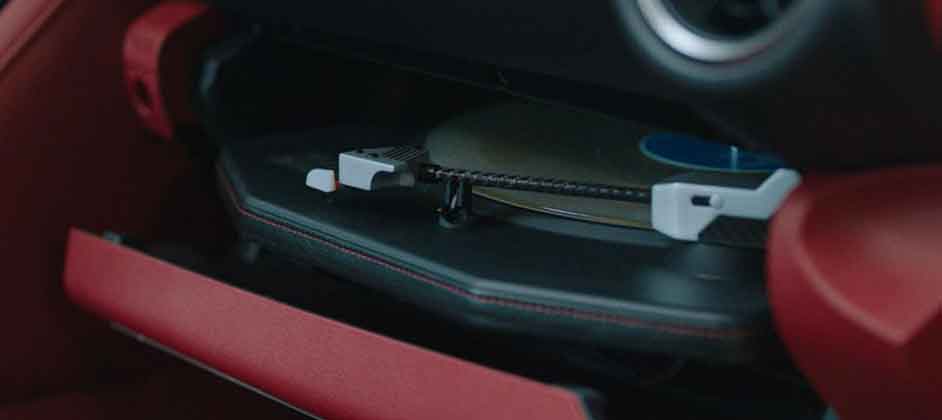 Lexus презентовала седан IS Wax Edition с выдвижным виниловым проигрывателем