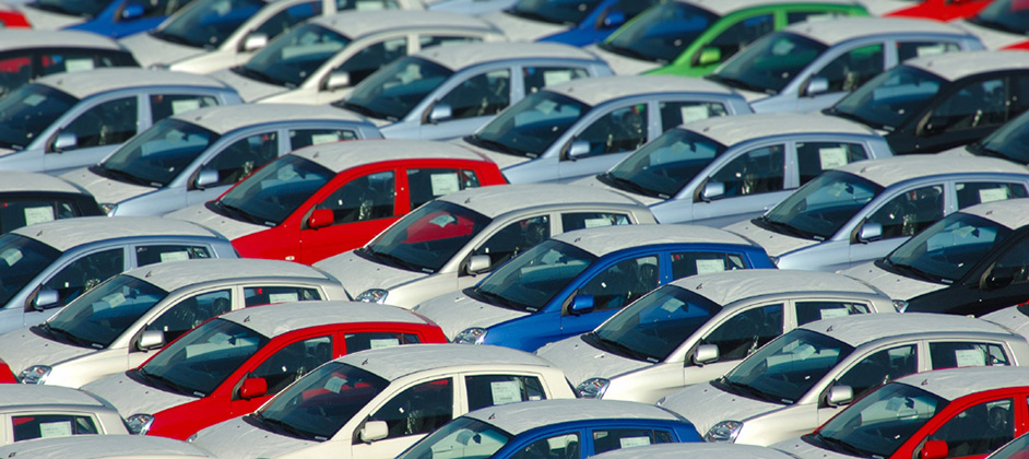 Продажи некоторых автокомпаний в США снизились на 50%