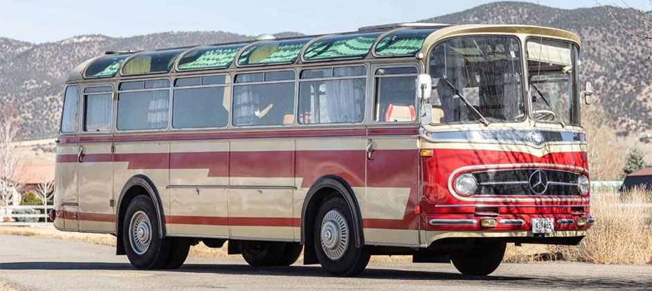 Этот автобус Mercedes-Benz раньше перевозил швейцарскую хоккейную команду Этот автобус Mercedes-Benz раньше перевозил швейцарскую хоккейную команду