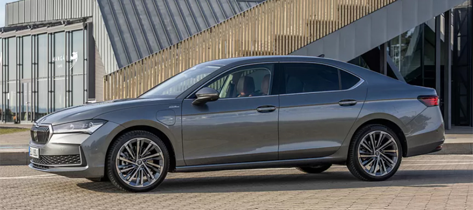Skoda выпустит свой самый мощный автомобиль с ДВС: им станет гибридный Superb